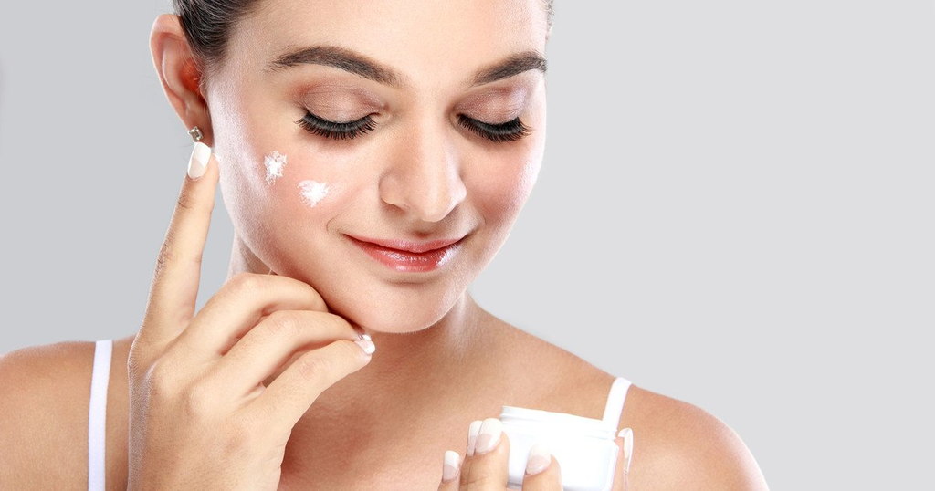 Nên lựa chọn loại kem có độ dưỡng ẩm cao cho da khô. 