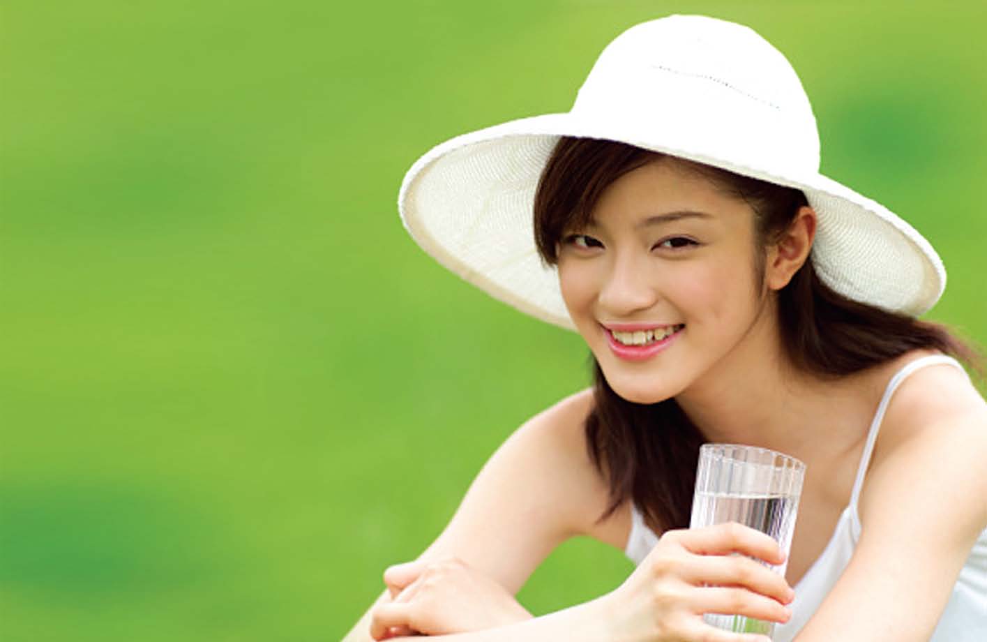 Uống thật nhiều nước giúp tăng dộ ẩm cho da (Nguồn: Phunutoday)